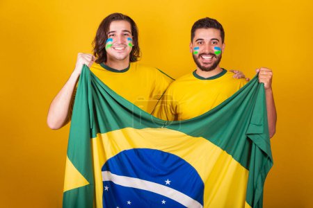 Téléchargez les photos : Amis brésiliens, Latino-américains, diversité, acclamations pour le brésil, Coupe du monde 2022, tenant le drapeau brésilien, football, acclamations et vibrations, objectif criant, joyeux et heureux - en image libre de droit