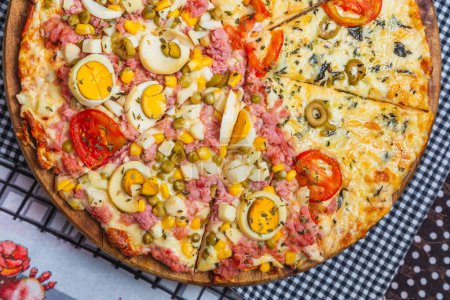 Foto de Pizza portuguesa y pizza de margarita juntas en una pizza.Rebanada y dividida, pizza horneada, pizza casera. - Imagen libre de derechos