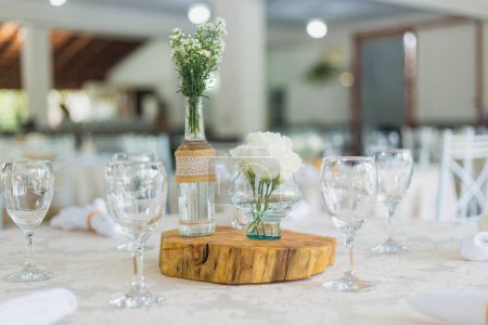 Téléchargez les photos : Magnifique table de mariage avec des fleurs et des bougies - en image libre de droit