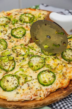 Téléchargez les photos : Délicieuse pizza végétarienne au concombre tranchée, pizza brésilienne. - en image libre de droit