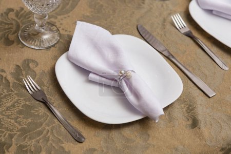 Foto de Mesa lista, servilleta, platos y cubiertos, organización y etiqueta para eventos de boda - Imagen libre de derechos