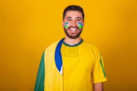 Foto de Hombre brasileño, latinoamericano, animando por Brasil, en la copa del mundo 2022, patriota, nacionalista, mirando sinónimo de patriota, seriedad, competencia, felicidad y alegría - Imagen libre de derechos