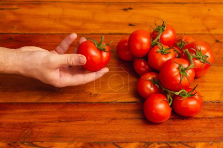Téléchargez les photos : Tomates fraîches sur table en bois - en image libre de droit