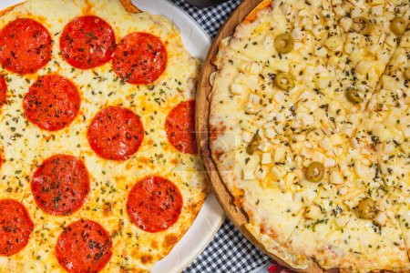 Téléchargez les photos : Délicieux coeur de pizza végétarienne de palme avec fromage mozzarella et pizza pepperoni, cuit au four, pizza à la maison. - en image libre de droit