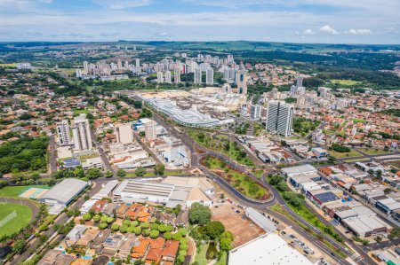Foto de Ribeiro Preto, So Paulo, Brasil - Circa Marzo 2022: visto desde arriba a través del dron. vista aérea - Imagen libre de derechos