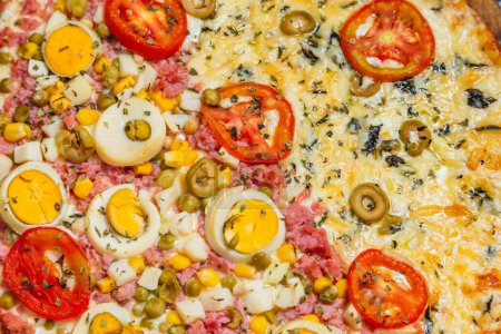 Foto de Pizza portuguesa y pizza de margarita juntas en una pizza. pizza al horno, pizza en casa. - Imagen libre de derechos