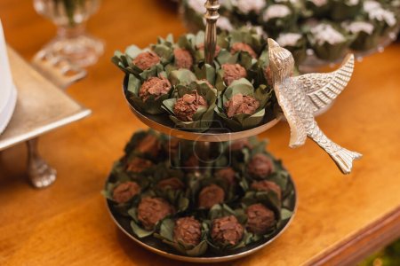 Téléchargez les photos : Délicieux bonbons brigadeiro avec des copeaux de chocolat semi-doux, bonbons de mariage. gourmets sucrés - en image libre de droit