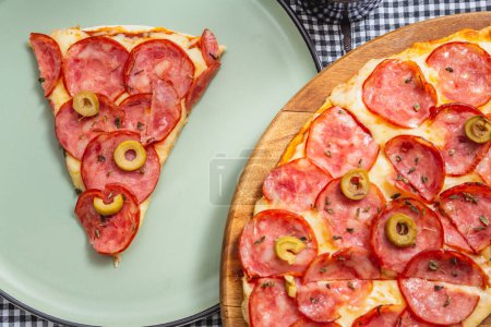 Foto de Deliciosa pizza de pepperoni, rebanada de pizza de pepperoni, pizza en casa, pizza brasileña. Primer plano de la pizza. - Imagen libre de derechos