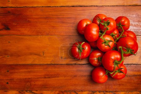 Foto de Montón de tomates en mesa de madera, con espacio negativo a la izquierda, t - Imagen libre de derechos