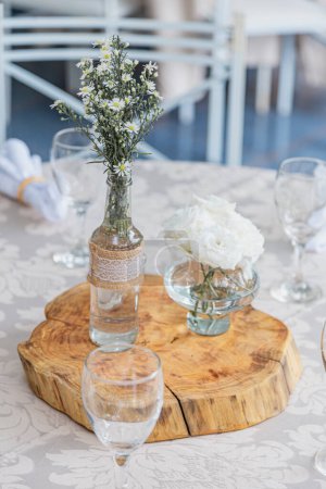 Téléchargez les photos : Table de mariage élégante et gracieuse avec des fleurs - en image libre de droit