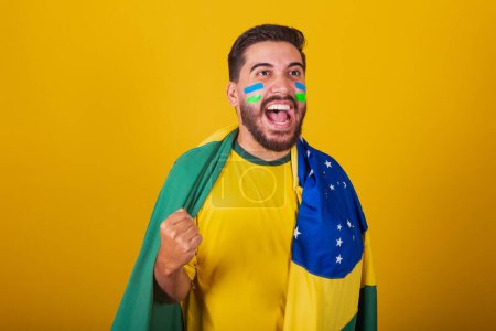 Téléchargez les photos : Brésilien, latino-américain, acclamant le brésilien, dans la coupe du monde 2022, fan, brune, célébrant, vibrant, happy screaming goal, beau gosse. - en image libre de droit
