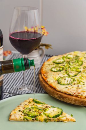 Téléchargez les photos : Délicieuse pizza au concombre végétarien à l'huile d'olive, pizza brésilienne. - en image libre de droit