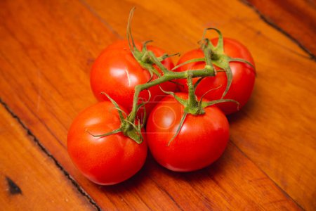 Foto de Montón de tomates en la mesa de madera - Imagen libre de derechos