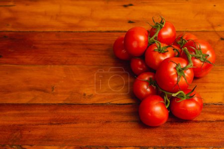 Foto de Montón de tomates sobre mesa de madera - Imagen libre de derechos