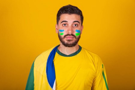 Foto de Hombre brasileño, latinoamericano, animando por Brasil, en la copa del mundo 2022, patriota, nacionalista, mirando sinónimo de patriota, seriedad, competencia, felicidad y alegría - Imagen libre de derechos
