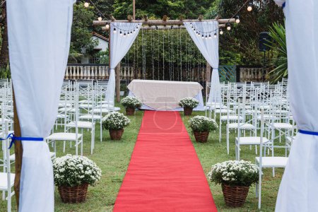 Téléchargez les photos : Arc de mariage avec des fleurs et des chaises - en image libre de droit