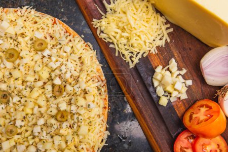 Téléchargez les photos : Coeur végétarien de préparation de pizza de palme avec fromage mozzarella, pizza brésilienne, préparation, ingrédients sur planche de bois - en image libre de droit