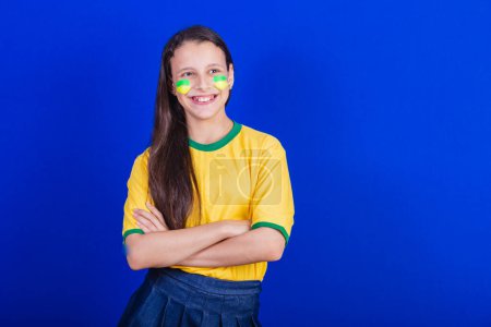 Téléchargez les photos : Jeune fille, fan de football du Brésil. bras croisés - en image libre de droit