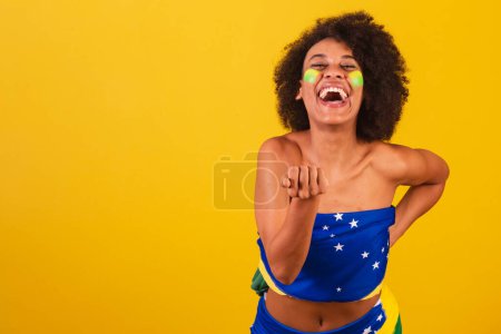 Téléchargez les photos : Jeune femme noire fan de football brésilien. invitant avec les mains, appelant. - en image libre de droit