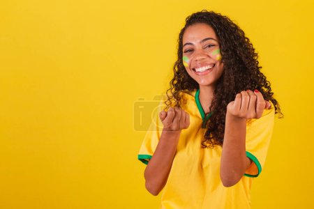Photo for Young black Brazilian woman, soccer fan. of calling with hands. welcome, receptive. - Royalty Free Image