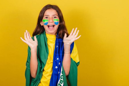 Téléchargez les photos : Enfant brésilien, caucasien, surpris, incroyable, incroyable, wow. Coupe du Monde. Jeux olympiques. fan de football - en image libre de droit