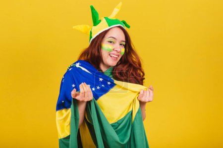 Téléchargez les photos : Femme caucasienne, rousse, fan de soccer du brésil, appeler avec les mains, inviter, bienvenue. - en image libre de droit