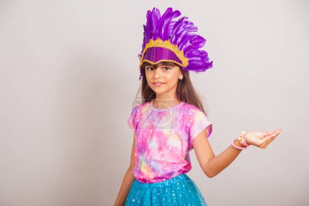 Téléchargez les photos : Belle fille brésilienne, enfant, habillée pour le carnaval au Brésil. Les bras ouverts, embrasser. - en image libre de droit