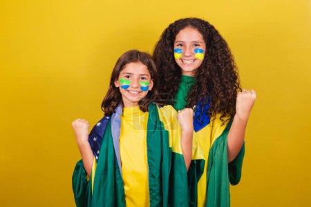 Foto de Hermanas y amigos simpatizantes de Brasil, aficionados al fútbol, gritando sí! festejando, animando, deseando celebrar. Copa del Mundo. Juegos Olímpicos. - Imagen libre de derechos