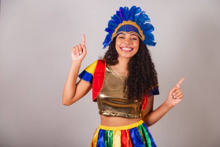 Téléchargez les photos : Belle femme brésilienne noire, avec des vêtements frevo, carnaval. en coiffe de plumes de carnaval. danse. - en image libre de droit