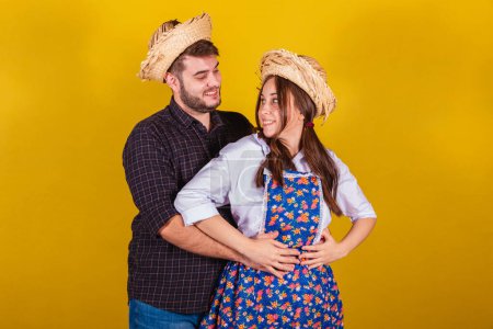 Téléchargez les photos : Beau couple vêtu de vêtements typiques pour la Festa Junina. Câlin, sourire. - en image libre de droit