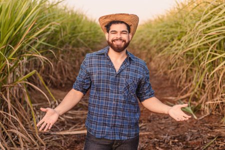 Foto de Hombre caucásico brasileño, agricultor, trabajador rural, ingeniero agrícola. Bienvenidos, abran los brazos. recibir. - Imagen libre de derechos