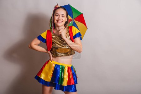 Téléchargez les photos : Belle Brésilienne caucasienne portant des vêtements de carnaval frevo avec parasol frevo. Poser pour la photo. - en image libre de droit