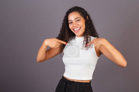Téléchargez les photos : Jeune femme noire brésilienne se montrant du doigt, se choisissant, amour de soi. - en image libre de droit