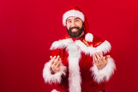 Photo for Brazilian santa claus young caucasian man. calling with the hands, inviting with the hands. - Royalty Free Image