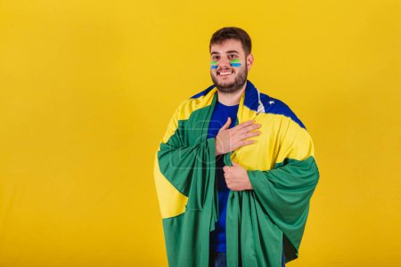 Foto de Hombre caucásico, aficionado al fútbol brasileño, cantando himno nacional. - Imagen libre de derechos