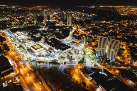 Téléchargez les photos : Ribeiro Preto, Sao Paulo, Brésil - 23 avril 2022 : Images nocturnes de Ribeiro Shopping, célèbre centre commercial à l'intérieur de Sao Paulo. - en image libre de droit
