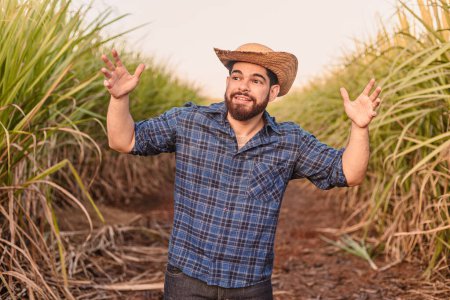 Téléchargez les photos : Brésilien homme caucasien, agriculteur, ouvrier rural, ingénieur agricole. surpris, heureux, joyeux. - en image libre de droit