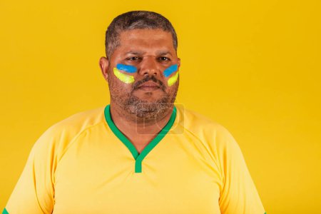 Foto de Hombre negro brasileño, fanático del fútbol de Brasil. foto de cerca, expresión de nervioso, enojado. - Imagen libre de derechos