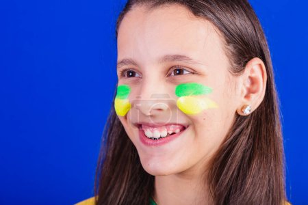 Téléchargez les photos : Jeune fille, fan de football du Brésil. gros plan photo souriant. - en image libre de droit