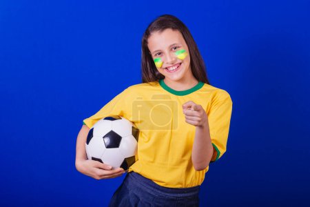 Foto de Jovencita, fanática del fútbol de Brasil. celebración de pelota de fútbol. - Imagen libre de derechos