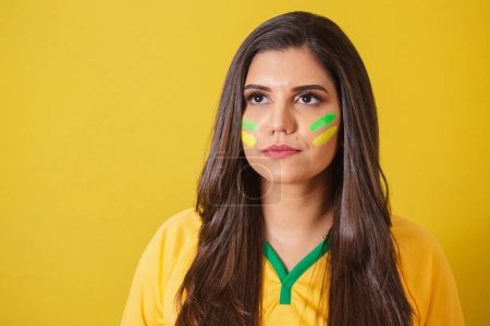 Téléchargez les photos : Photo gros plan, Femme supporter du Brésil, Coupe du monde 2022, championnat de football, sérieuse, attentive. - en image libre de droit