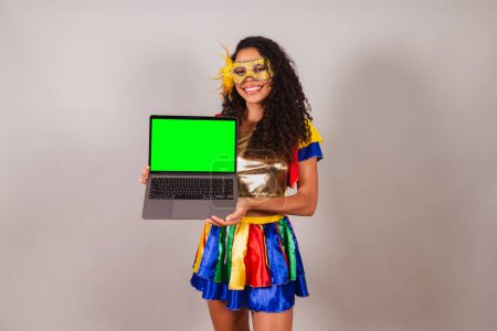 Téléchargez les photos : Belle femme brésilienne noire, portant des vêtements de carnaval, tenant un carnet, programmation, web - en image libre de droit