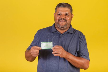 Téléchargez les photos : Homme noir brésilien, adulte avec inscription des électeurs, document électoral, démocratie. - en image libre de droit