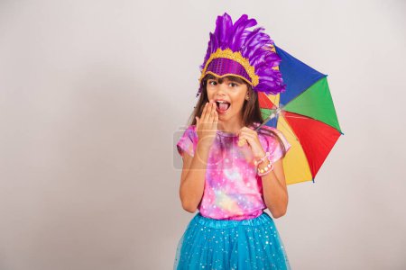 Téléchargez les photos : Belle fille brésilienne, enfant, habillée pour le carnaval au Brésil. incroyable, avec parapluie frevo. - en image libre de droit