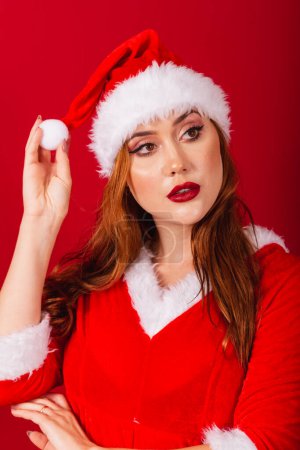 Téléchargez les photos : Belle femme rousse brésilienne, vêtue de vêtements de Noël, le Père Noël. plans rapprochés verticaux du visage, modélisation pour la caméra. - en image libre de droit