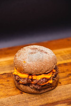 Téléchargez les photos : Délicieux double burger de bœuf au fromage cheddar et oignons caramélisés. burger de bœuf. Pain australien - en image libre de droit