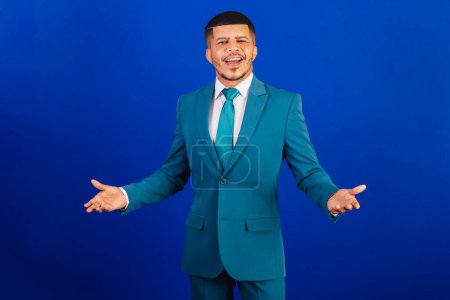 Foto de Hombre negro brasileño, vestido con traje y corbata azul. hombre de negocios. con los brazos abiertos - Imagen libre de derechos