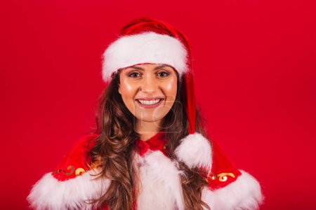 Téléchargez les photos : Femme brésilienne vêtue de vêtements de Noël, le Père Noël. photo en gros plan du sourire. - en image libre de droit