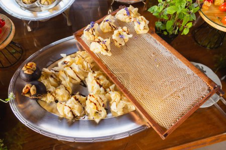 Foto de Bolsitas de hojaldre al horno con queso brie y miel, snack gourmet buffet. - Imagen libre de derechos
