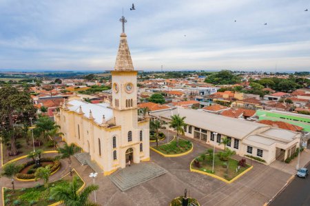 Foto de Brodowski, So Paulo, Brasil - Circa junio 2022: Imagen aérea de la ciudad de Brodowski, iglesia madre. - Imagen libre de derechos